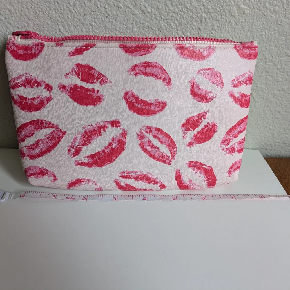 2/$18 NWOT ipsy Glam Makeup Bag